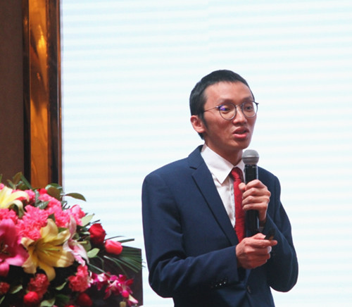 圖2.0-新中源陶瓷營銷總經(jīng)理陳勤顯_副本.jpg